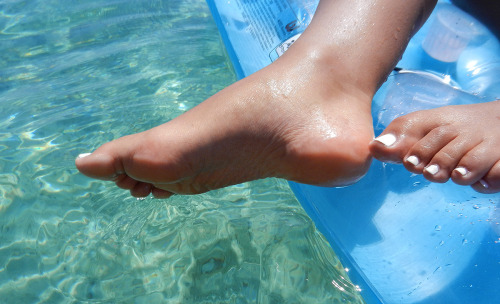 goldpheey:  The clear water of the sea rocks my body, the hot sun kisses my skin…Floating on the airbed is soooo relaxing :D  💞💞👣👣. 🙌🙌