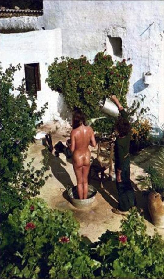 fleshionable:  #formentera #shower 