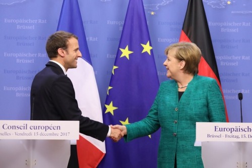 mmcfl: parcequecestnotreprojeeeet: Emmanuel and Angela sitting in a tree… OMG! I’m havi