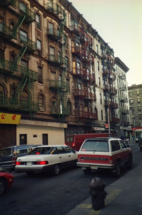 vintageeveryday: 44 beautiful photos that capture street scenes of New York in the late 1980s.