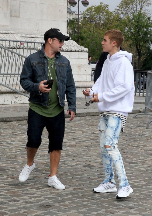 The biebs are in Paris