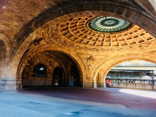 pittsburghisbeautiful:Domed roof near the Amtrak station on Liberty Avenue downtown.