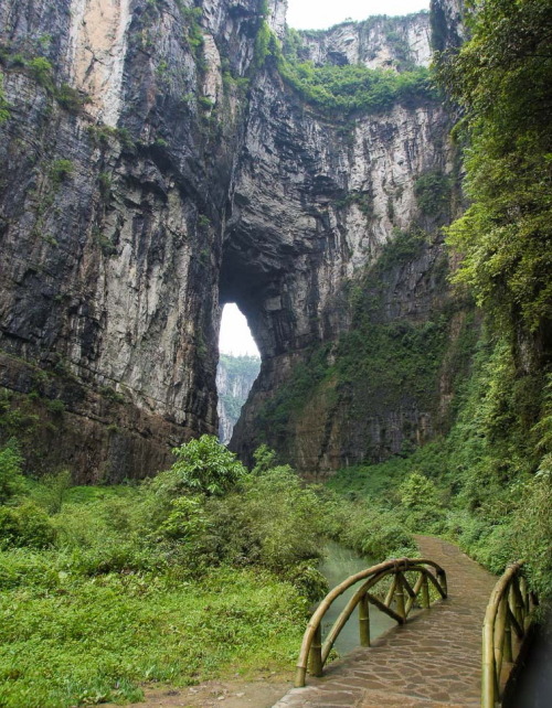 The natural arch bridges in Wulong Karst National Park, China (by P10!nteR).