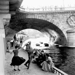 blackpicture:  Paul Almásy Rock ‘n’ Roll sur les Quais de Paris (1950) 