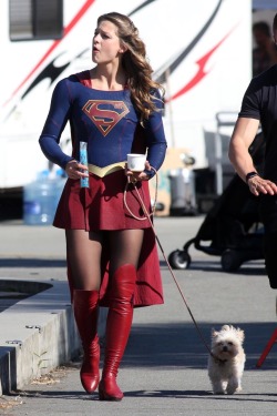 mskarasupergirldanvers:When you’re a badass superhero, but you gotta walk your dog and have a good ol popsicle.