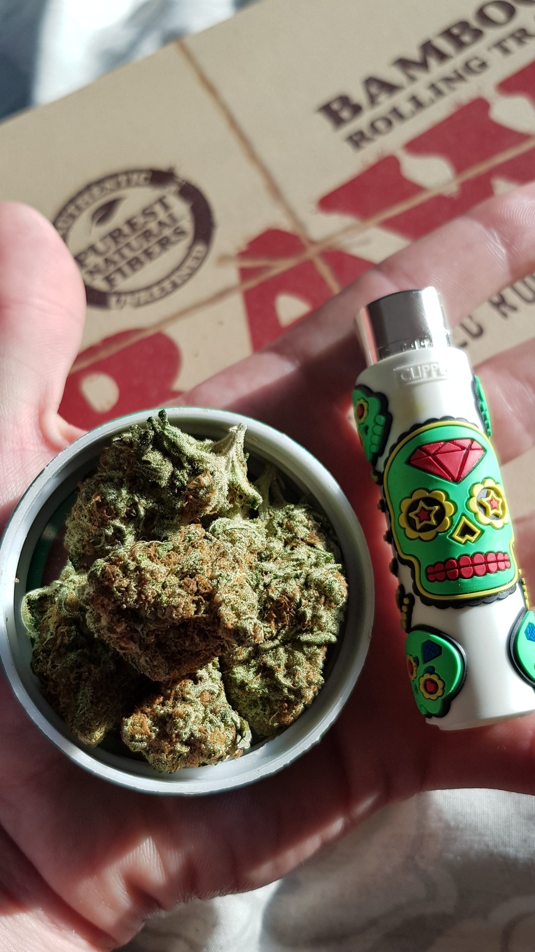 higherthanyou2:  Smoking the stress away every day 👽✌