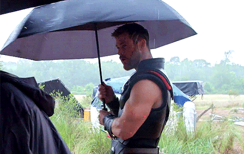 ellenripleys:Chris Hemsworth behind the scenes of Avengers: Infinity War