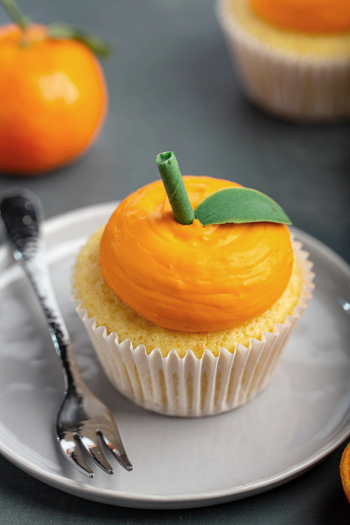 DIY Mandarin Orange Cupcakes A moist and fluffy cupcakes flavored with mandarin zest, then top with 