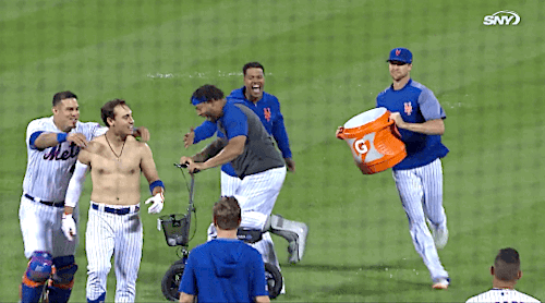Michael Conforto hits a walk-off single as the Mets scored four runs in the 9th for a comeback win -