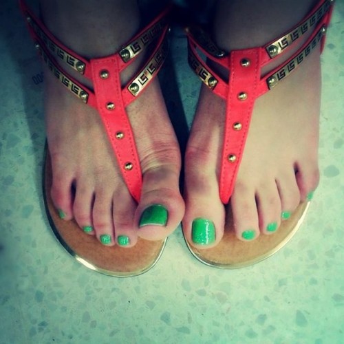 junofeet: Sandalias bonitas #toes #teenfeet #toesfetish #principesa #prettynails #amateurfeet #stunn