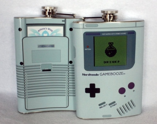 nomellamesfriki:  Necesito esta petaca de Game Boy :O  