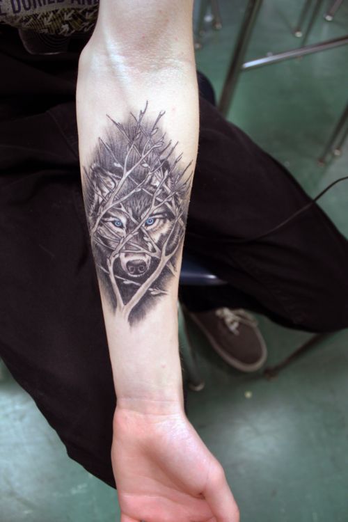The tattooes of Storybrooke:Kaleb’s celtic knot (on his right shoulder blade)Alexander’s skull (over
