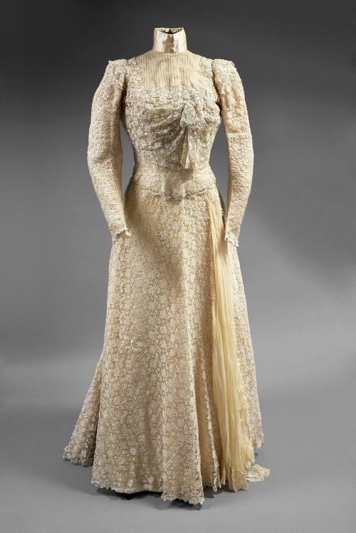 Worth dress ca. 1900-05From Coutau-Bégarie via Interencheres