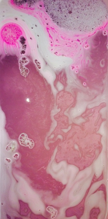 pink-alien-babe:  wreckers:  lush bath bombs are life  ☆ * * 。 