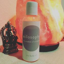 VEGAN PRODUCT ALERT💖 I&rsquo;ve been using this awesome body oil for over a month now, and can&rsquo;t say enough about the @oilosophy oil and its creators. I apply BEFORE AND AFTER the gym&hellip;It smells amazing, is 100% natural, vegan, and not