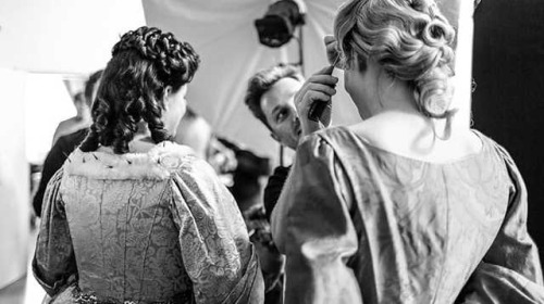 artschoolglasses:Emma Cunniffe as Queen Anne and Romola Garai as Sarah Churchill in the play Queen A