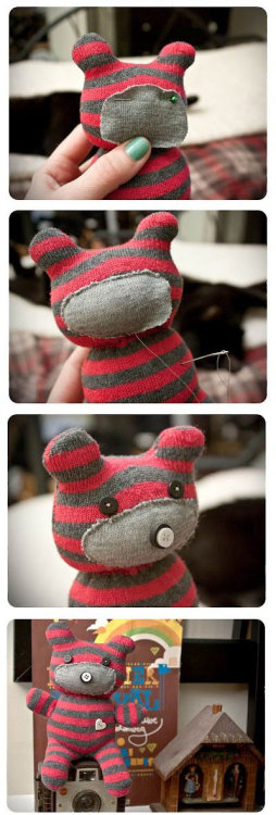 princemonstersmommy:  doityourselfproject:  DIY: SOCK TEDDY BEAR  A great idea for lone socks that lost their brothers to the gremlins that live in dryers!!!