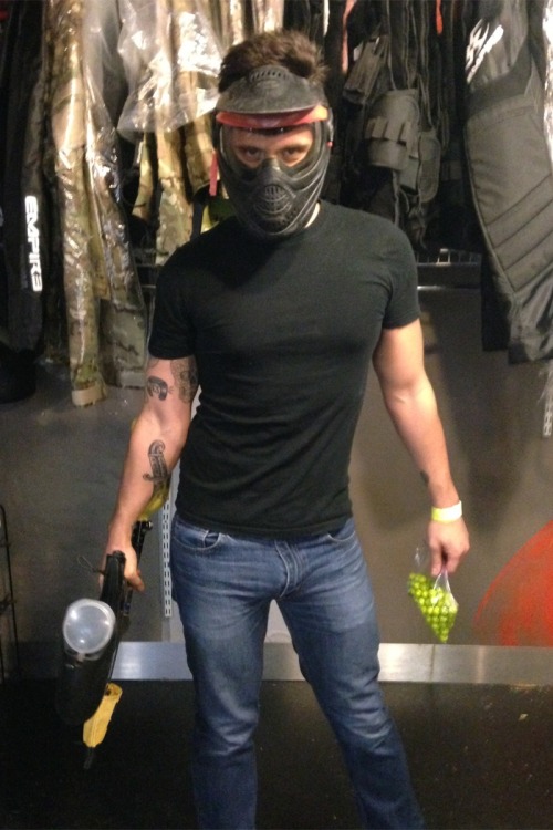 bgfuckyeah:  dontdoitfrankie: This is my “Beyonce paintball realness” pose  дънки