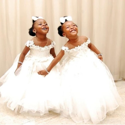 @ee_twingirls #NWbabyfever #Twins #Sisters #NWflowergirls...