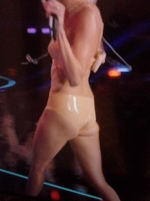 cutieofrps:  Miley scared her ass out of her pants 