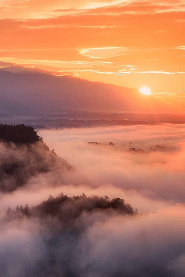 lsleofskye:  Sunrise above the Clouds 