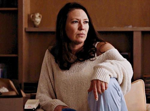 Helen + Sitting Like She Wants To Attract Women 🌈👀