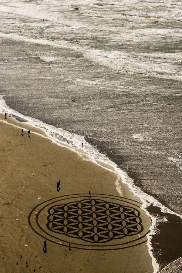 killermuffins89:innocenttmaan:Andres Amador is an artist who uses the beach as his
