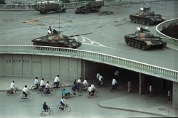 shihlun:  「全民动員粉碎军管 保卫北京」  June 5, 1989, Beijing, China. photo: Vincent Yu