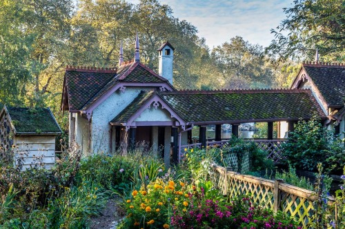 pagewoman:Duck Island Cottage, St James’s Park, London, England by Andrew Locking