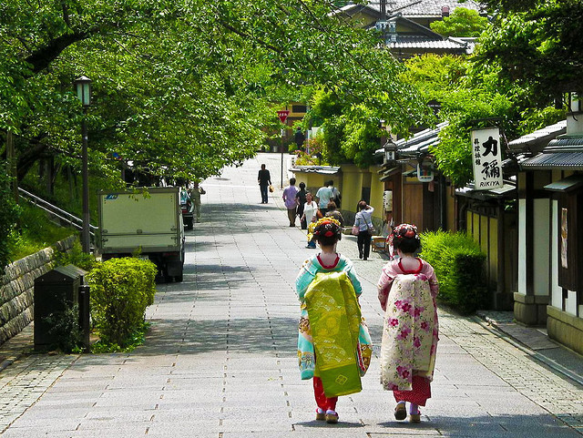 fuckyeahjapanandkorea:  Geisha Girls in Kyoto by Shadowgate 