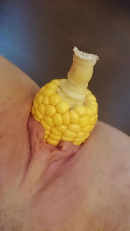 veggielusts: Buttering her corn on the cob