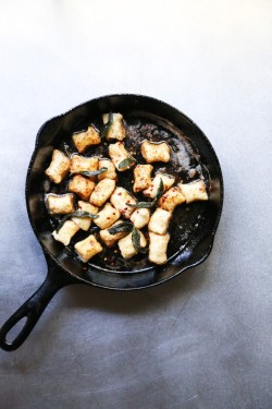 squaremeal:  (via Rustic Gnocchi with Sage