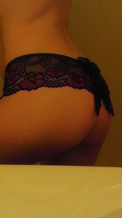 amateurmexicanalust:  Now that’s an ass! porn pictures