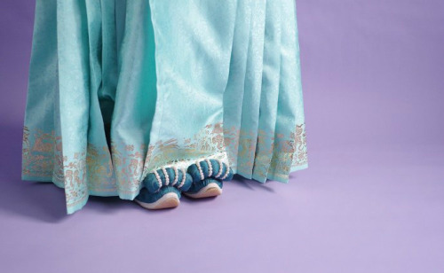 hanfugallery:traditional shoes for chinese hanfu by 步月歌The red shoes are a platform version of Gong 