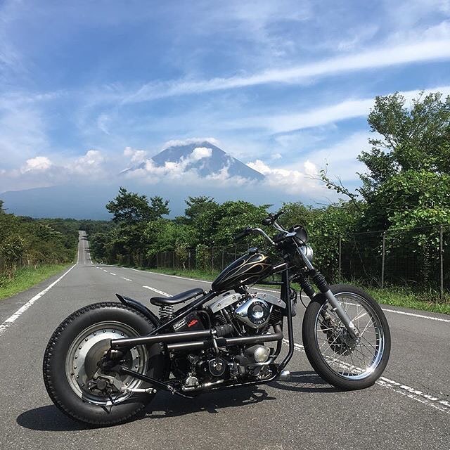 lowbrowcustoms: Just where I’d like to be right now. 📷: @hitoshi84shovel #rideeverywhere