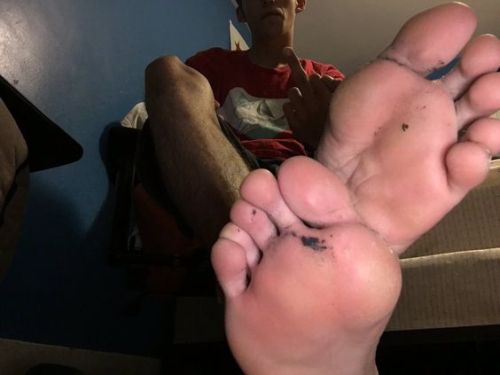 dirtycollegeboyfeet: Master Andrew’s sweaty stinky feet ready to cleaned. Get in between each toe an