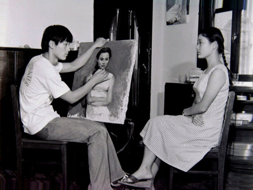 inkandenza:1981年上海 陈川在家中为妹妹陈冲画肖像Chen Chong and her brother Chen Chuan, 1981, ShanghaiTechnical portr