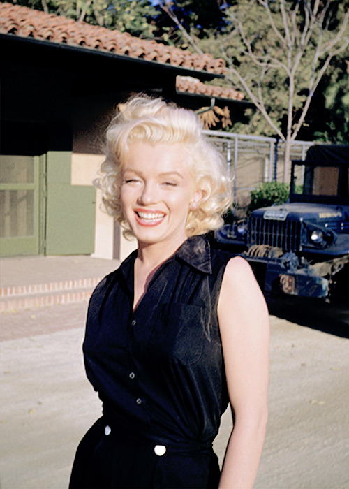 c-learbluewater:  Marilyn Monroe photographed by Harold Lloyd, 1953.