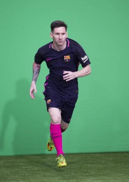sashapique:  Lionel Messi in 2016/2017 away kit  