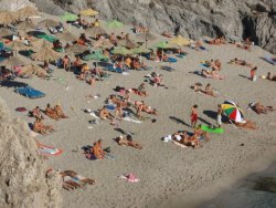 #ClothesOptional beach - nudists and textiles