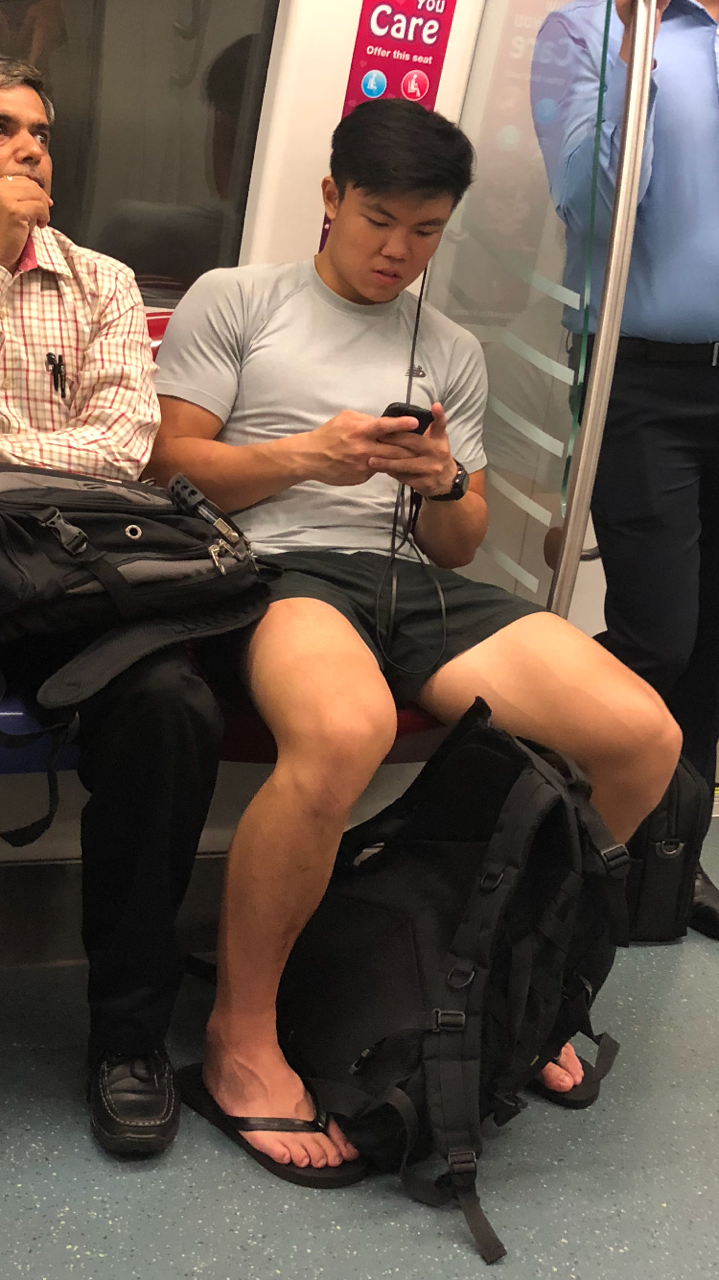 sg-gayboy:Buff SG hunk. Veins popping off his thighs.