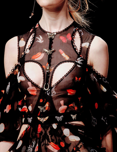 withered-rose-with-thorns: Alexander McQueen Fall RTW 2016 - Details