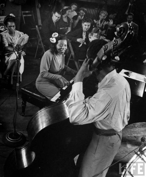 Mary Lou Williams at Gjon Mili’s jam session (Gjon Mili. 1943)