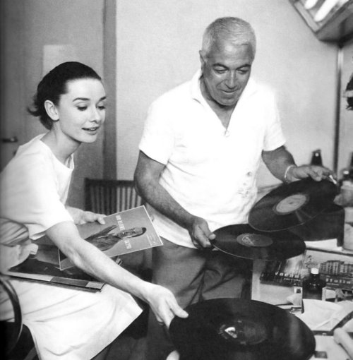 when-vintage-meets-modern:Audrey Hepburn and make-up artist Alberto de Rossi during the production o