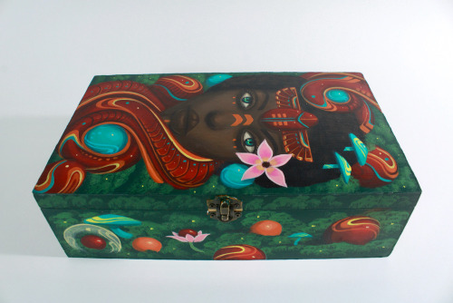 New hand-painted bamboo wood box. Acrylic paint on wood. Dimensions: 7.5 x 12.5 x 3.5. Moveable inte