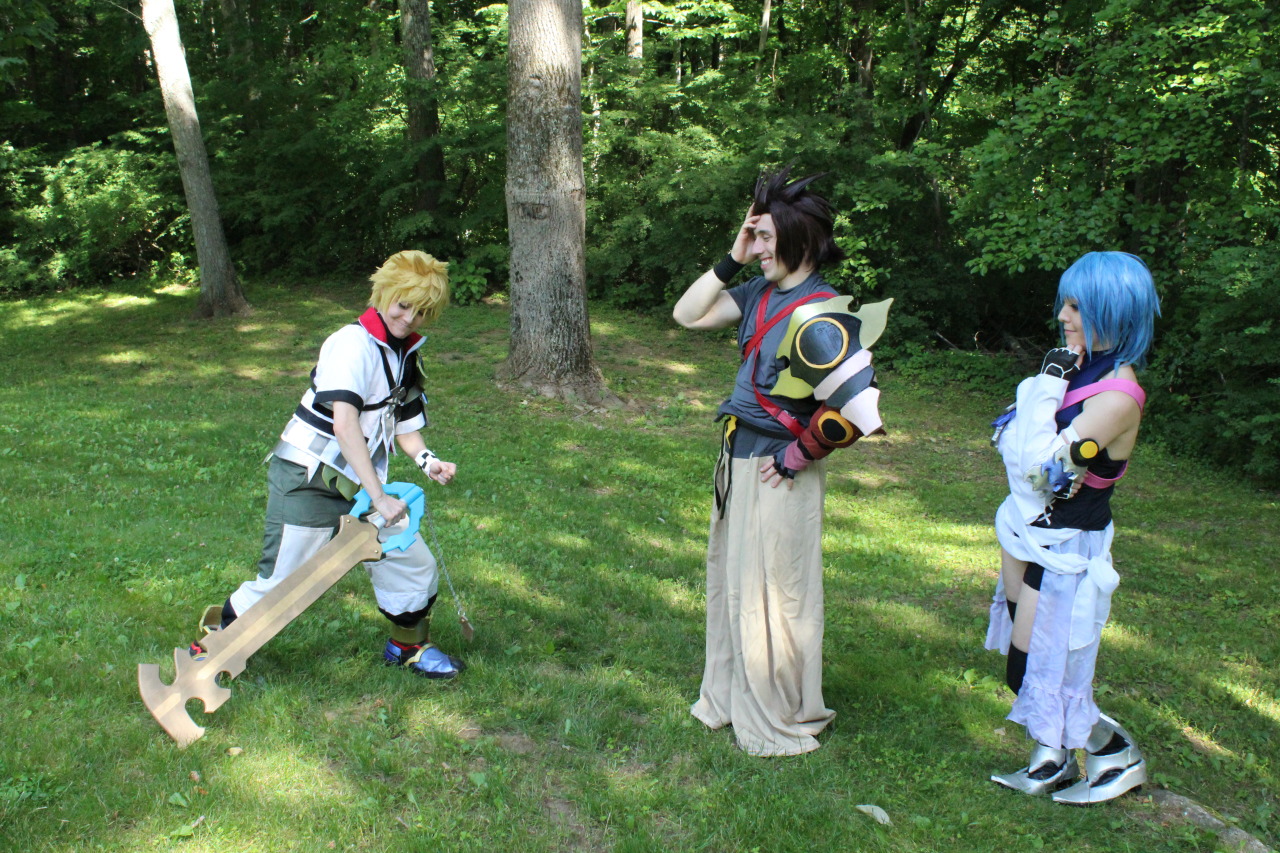 chibidudecosplay:  He’s trying@purpledemoncosplay as Aqua@chibidudecosplay as VentusTerra