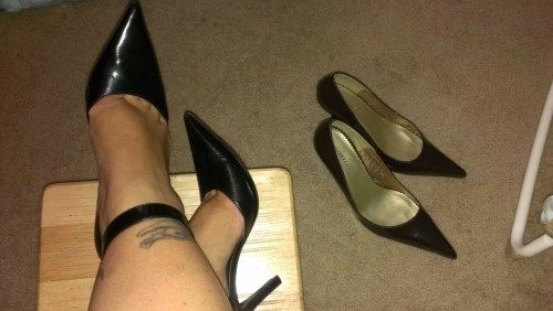 Relaxing in the nursery, gettin’ my pump on. Heels heels everywhere. LOL