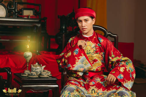 Beautiful red áo tấc created for Vietnamese wedding. Traditionally, Nguyễn dynasty preferred blue, g