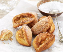 in-my-mouth:  Fried Apple Pies 