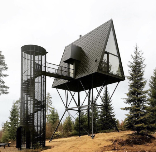 tambourgi: evilbuildingsblog: This black cabin floats above the Norwegian landscape this is my sexy 